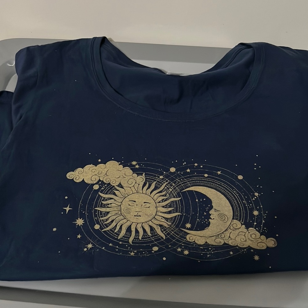 Women’s graphic Tee. Never worn!!